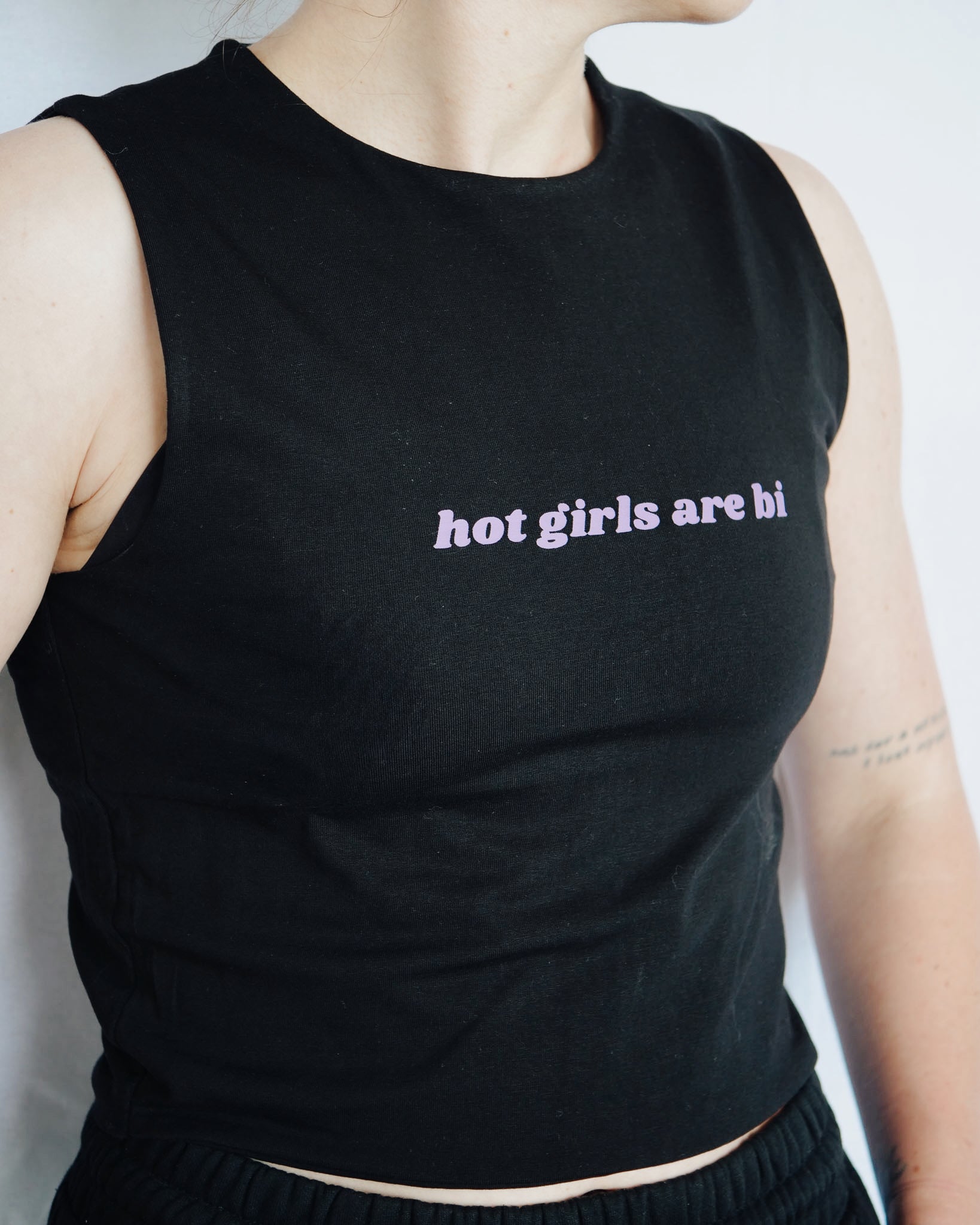 HOT GIRLS ARE BI - L
