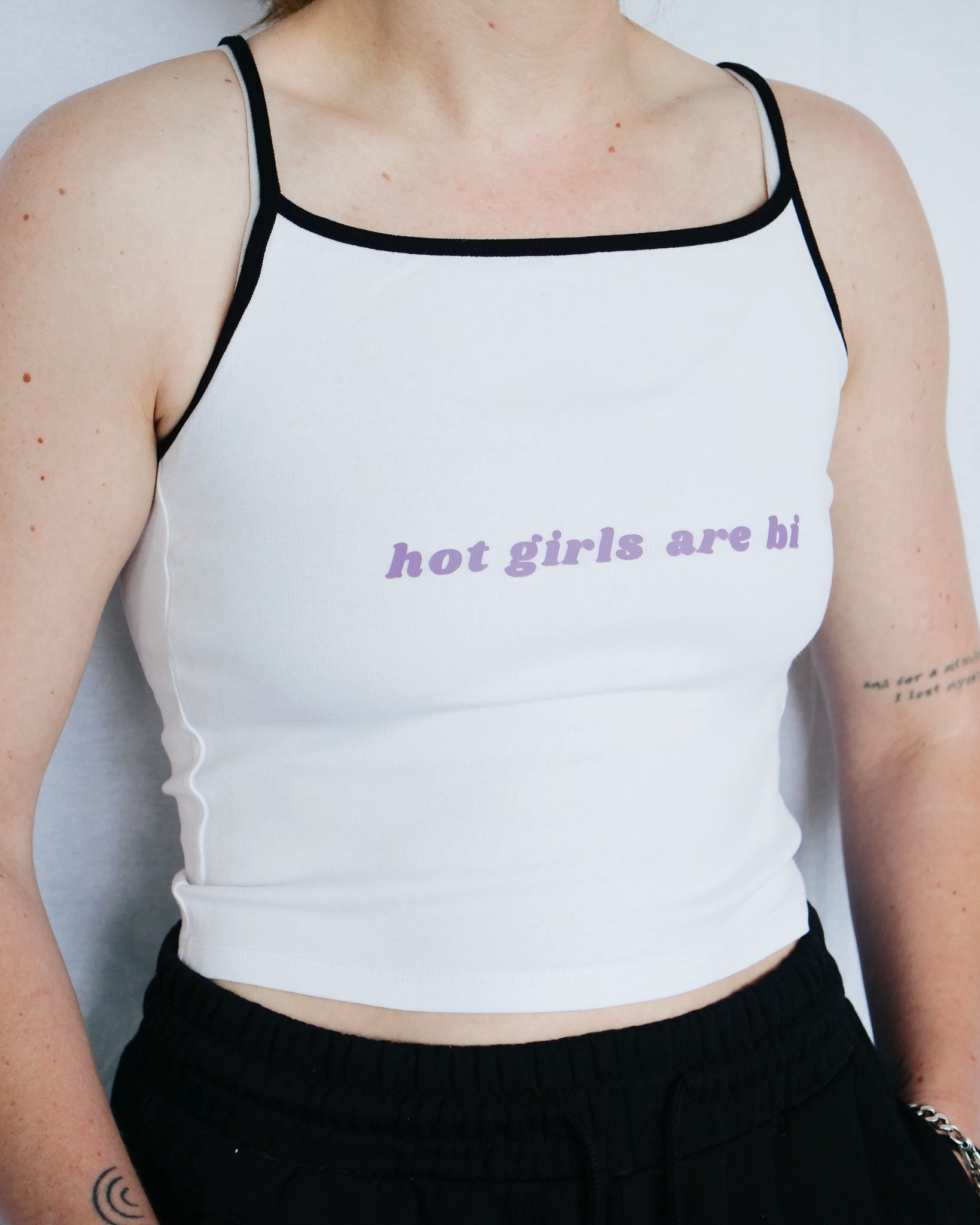 HOT GIRLS ARE BI - S